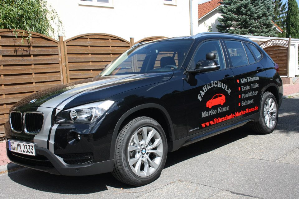 Bereits 2009 präsentierte BMW mit dem X1 seinen SUV Crossover. Neben den üblichen Annehmlichkeiten eines BMWs schnitt dieser durch Sicherheitssysteme wie Bremsassistent, Gurtstraffer und sechs Airbags im Euro-NCAP Crashtest mit sehr gut ab. Er wurde mehrfach ausgezeichnet unter anderen mit dem Titel 
